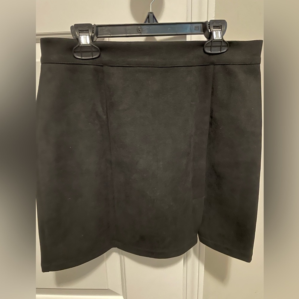 Women’s black suede like mini skirt M